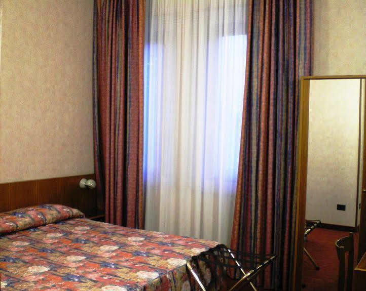 Hotel Pico Mirandola Exteriör bild